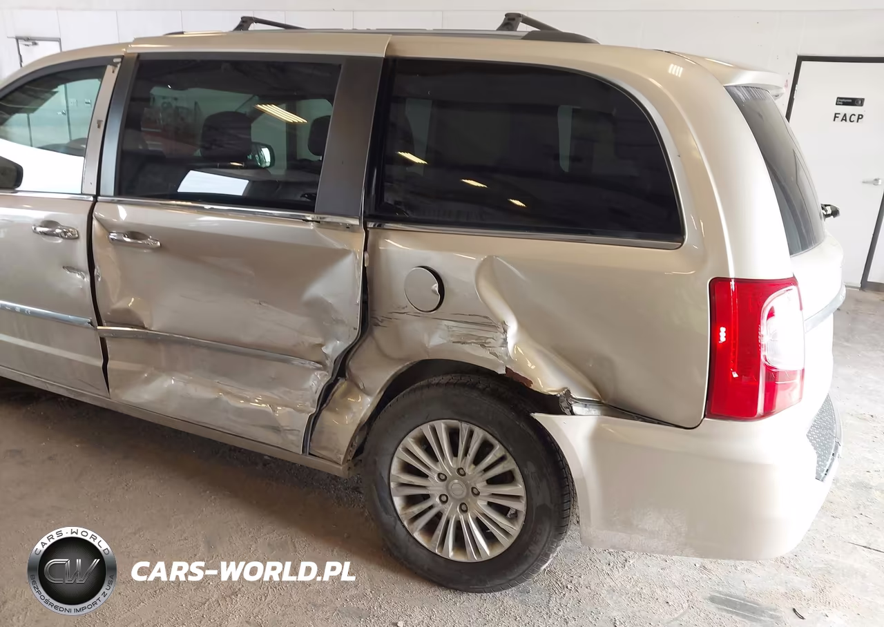 2015 Chrysler Town & Country Premium VIN:2C4RC1JG9FR738975 - 6