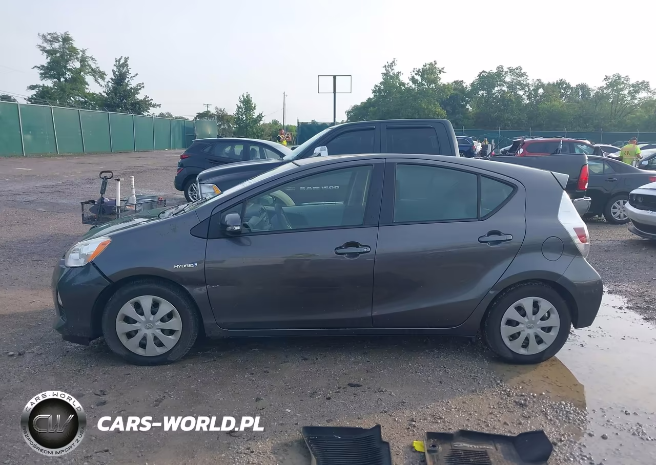 2014 Toyota Prius C One VIN:JTDKDTB30E1558115 - 14