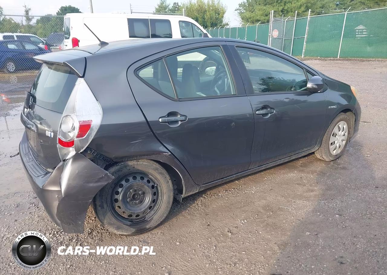 2014 Toyota Prius C One VIN:JTDKDTB30E1558115 - 4