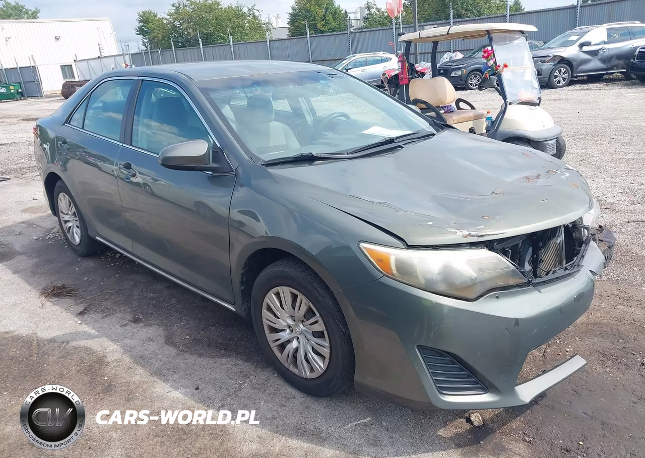 2014 Toyota Camry Le – zdjęcie 1 z 16