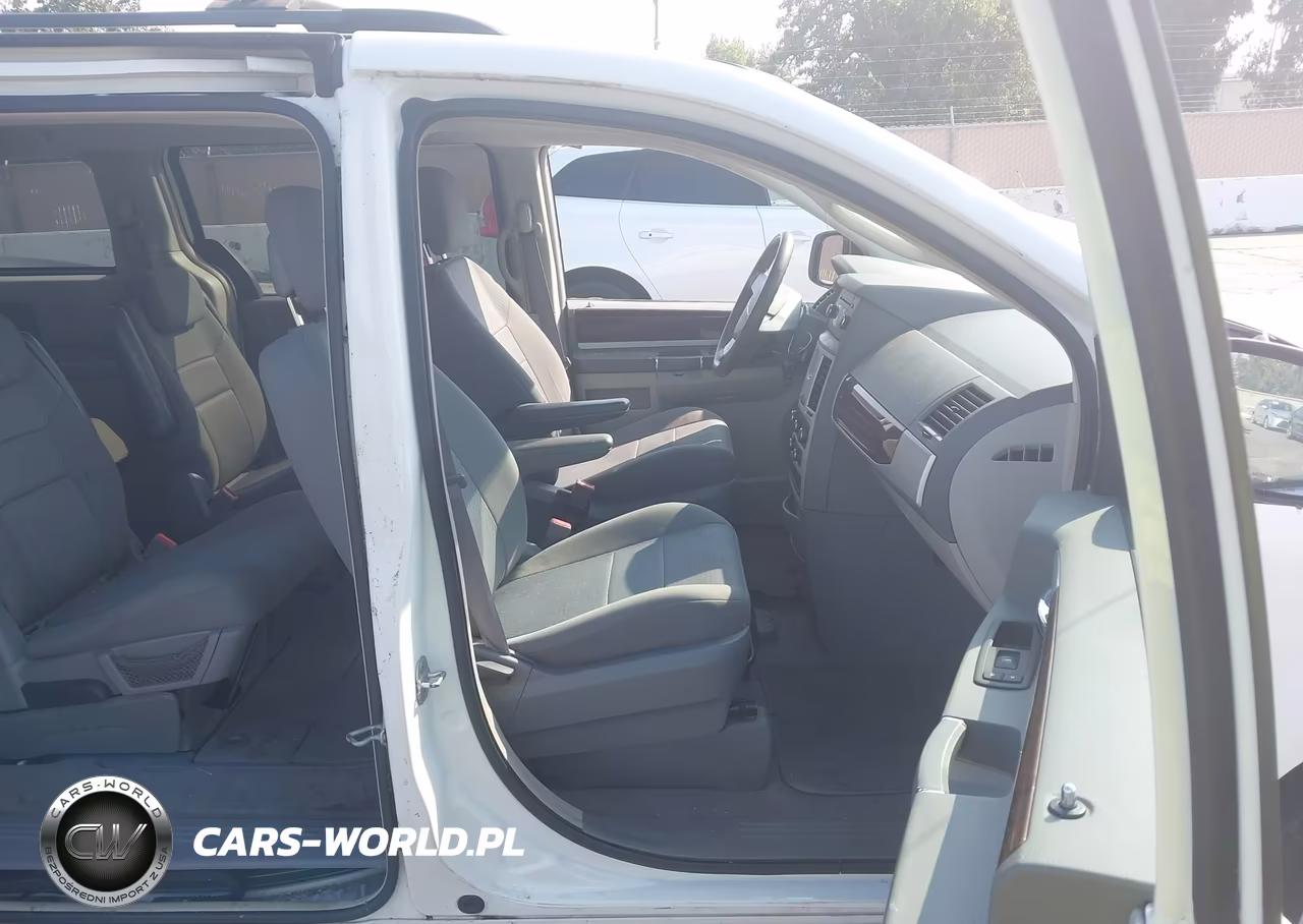2010 Chrysler Town & Country Touring VIN:2A4RR5D12AR309872 - 5