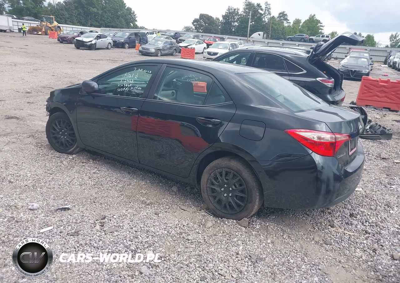 2018 Toyota Corolla Le VIN:5YFBURHE0JP813864 - 3
