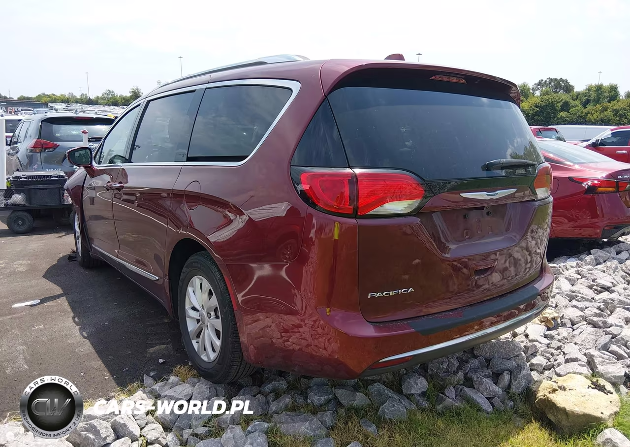 2018 Chrysler Pacifica Touring L VIN:2C4RC1BG3JR144180 - 3