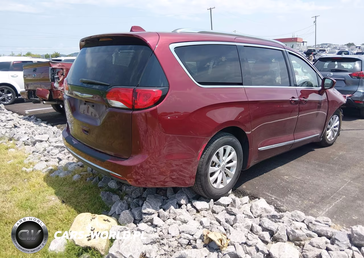 2018 Chrysler Pacifica Touring L VIN:2C4RC1BG3JR144180 - 4