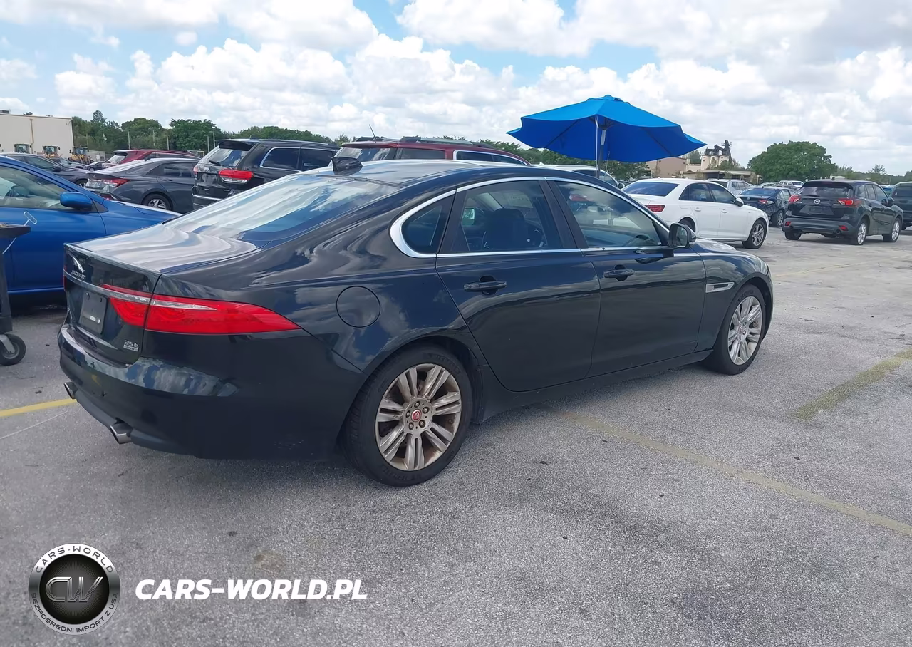 2017 Jaguar Xf 35T Premium VIN:SAJBJ4BVXHCY37968 - 4