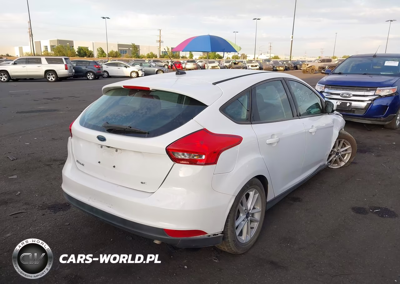 2018 Ford Focus Se VIN:1FADP3K20JL261230 - 4