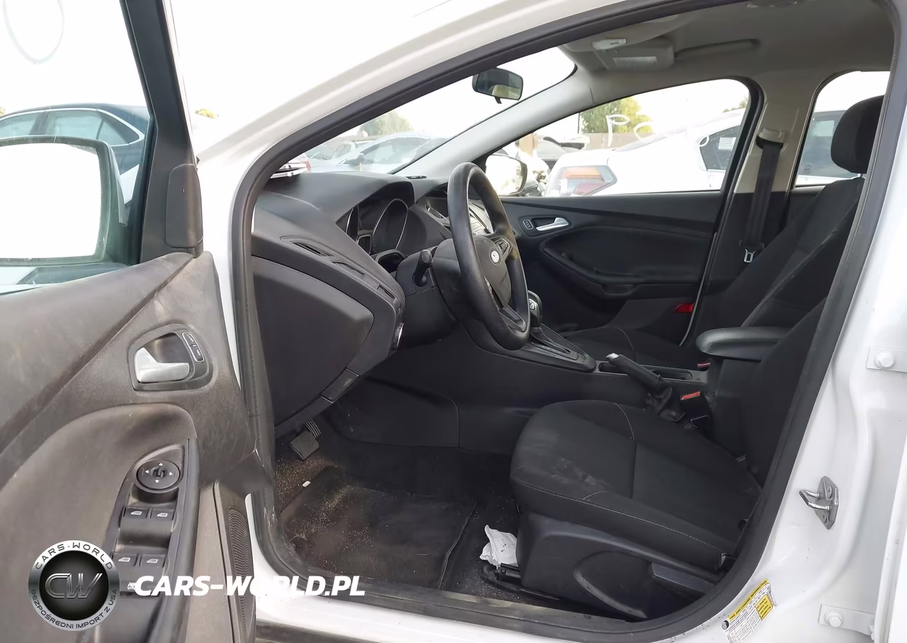2018 Ford Focus Se VIN:1FADP3K20JL261230 - 5
