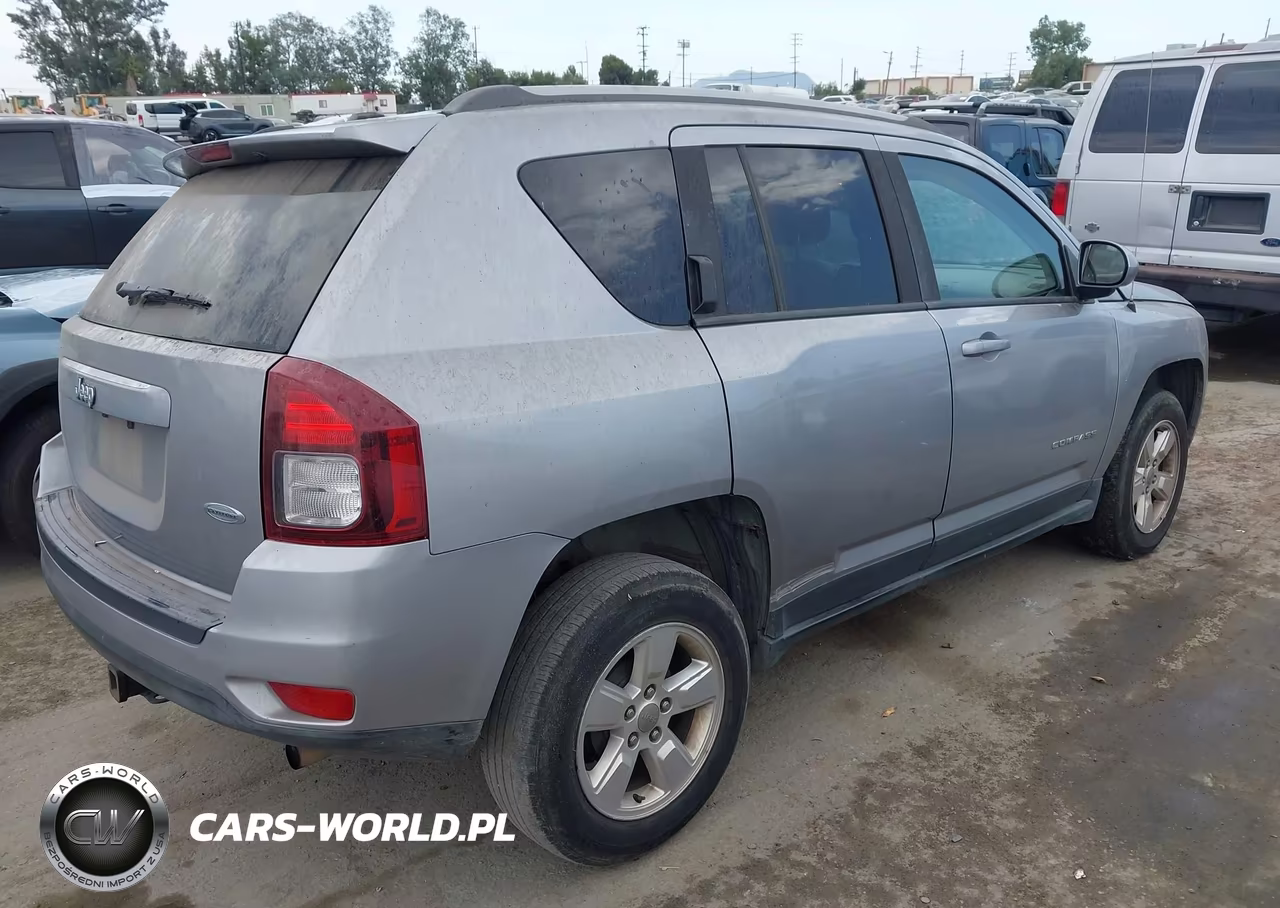 2016 Jeep Compass Latitude VIN:1C4NJCEA0GD710010 - 4