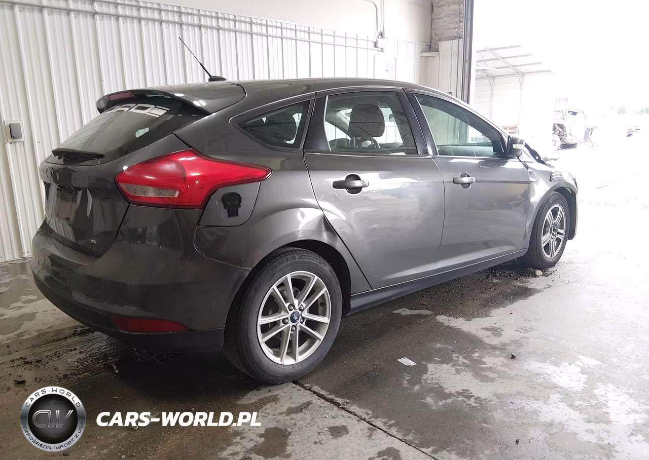 2017 Ford Focus Se VIN:1FADP3K26HL231899 - 4