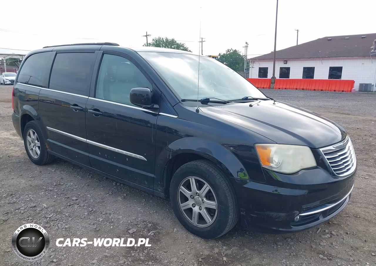2013 Chrysler Town & Country Touring – zdjęcie 1 z 13