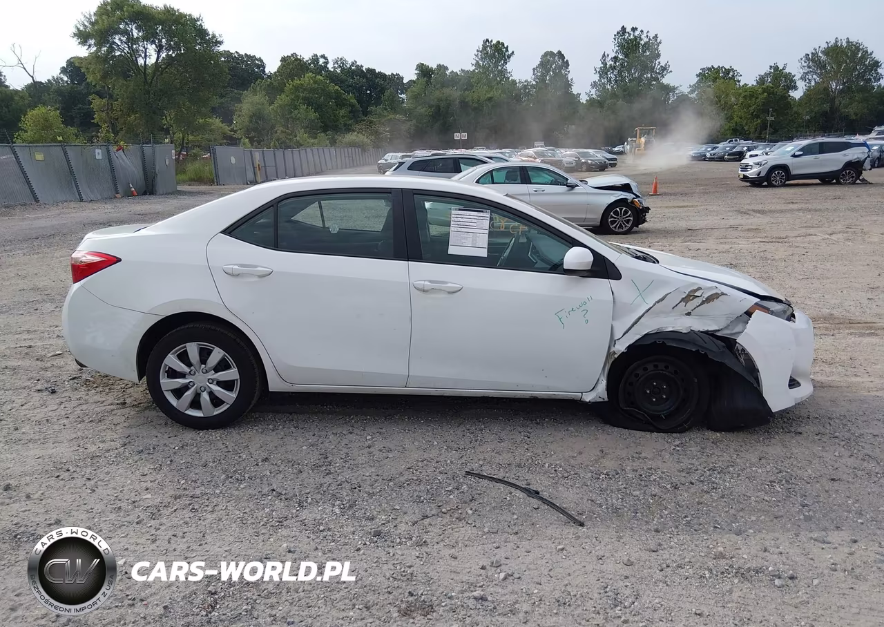 2018 Toyota Corolla Le VIN:5YFBURHE2JP823845 - 13