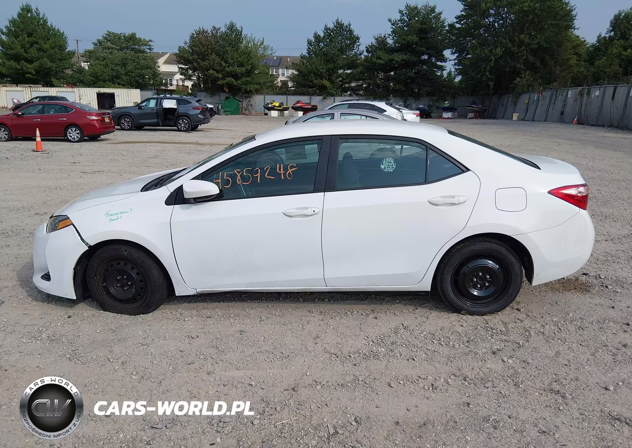 2018 Toyota Corolla Le VIN:5YFBURHE2JP823845 - 14