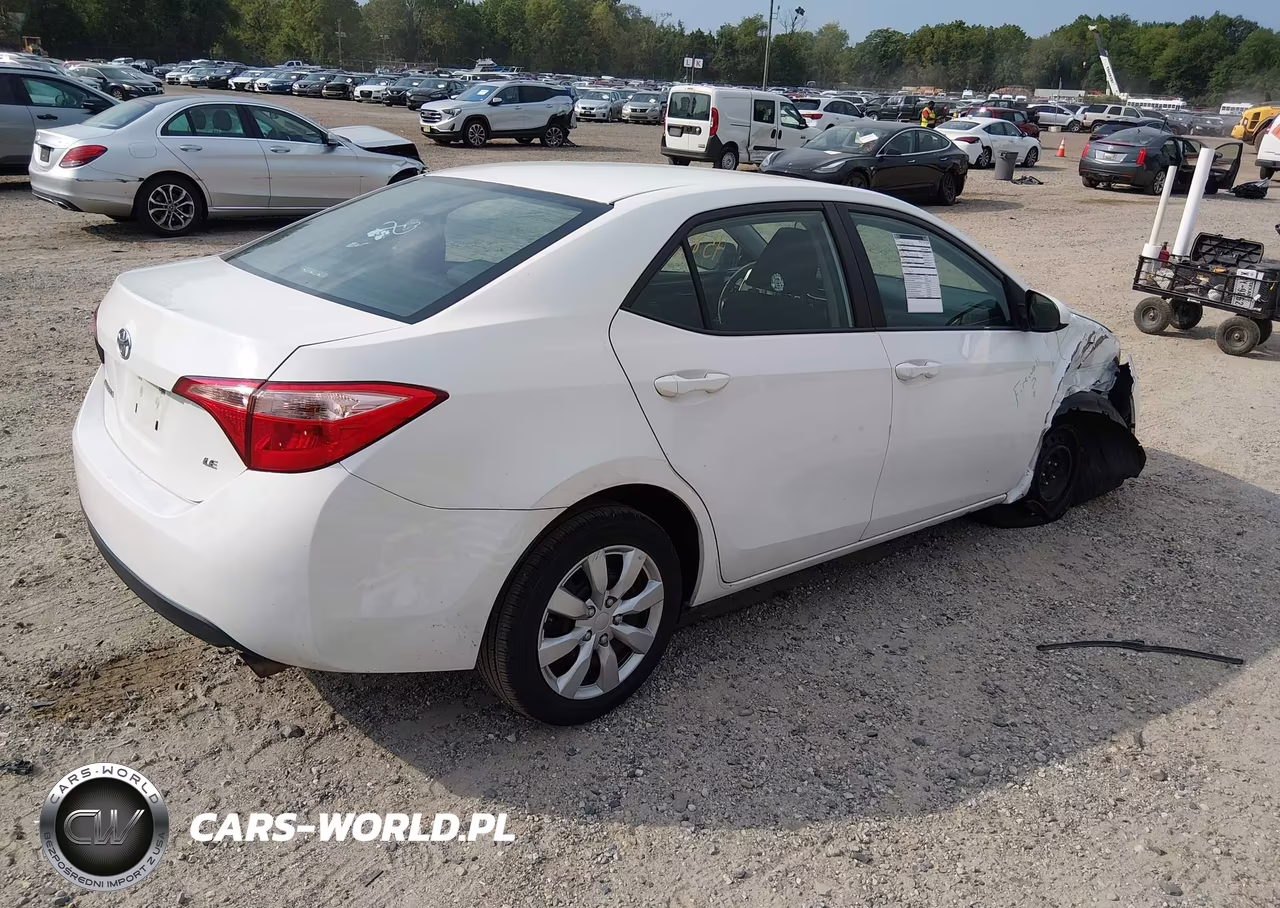 2018 Toyota Corolla Le VIN:5YFBURHE2JP823845 - 4