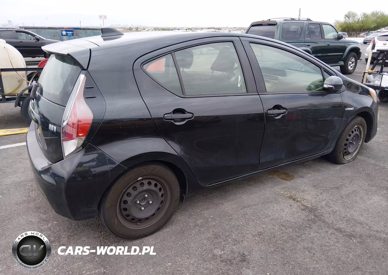 2015 Toyota Prius C Two VIN:JTDKDTB37F1576936 - 4