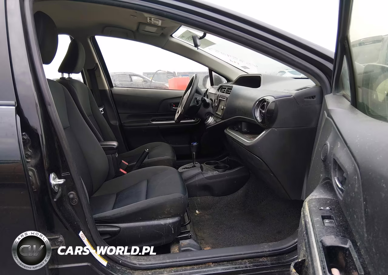 2015 Toyota Prius C Two VIN:JTDKDTB37F1576936 - 5