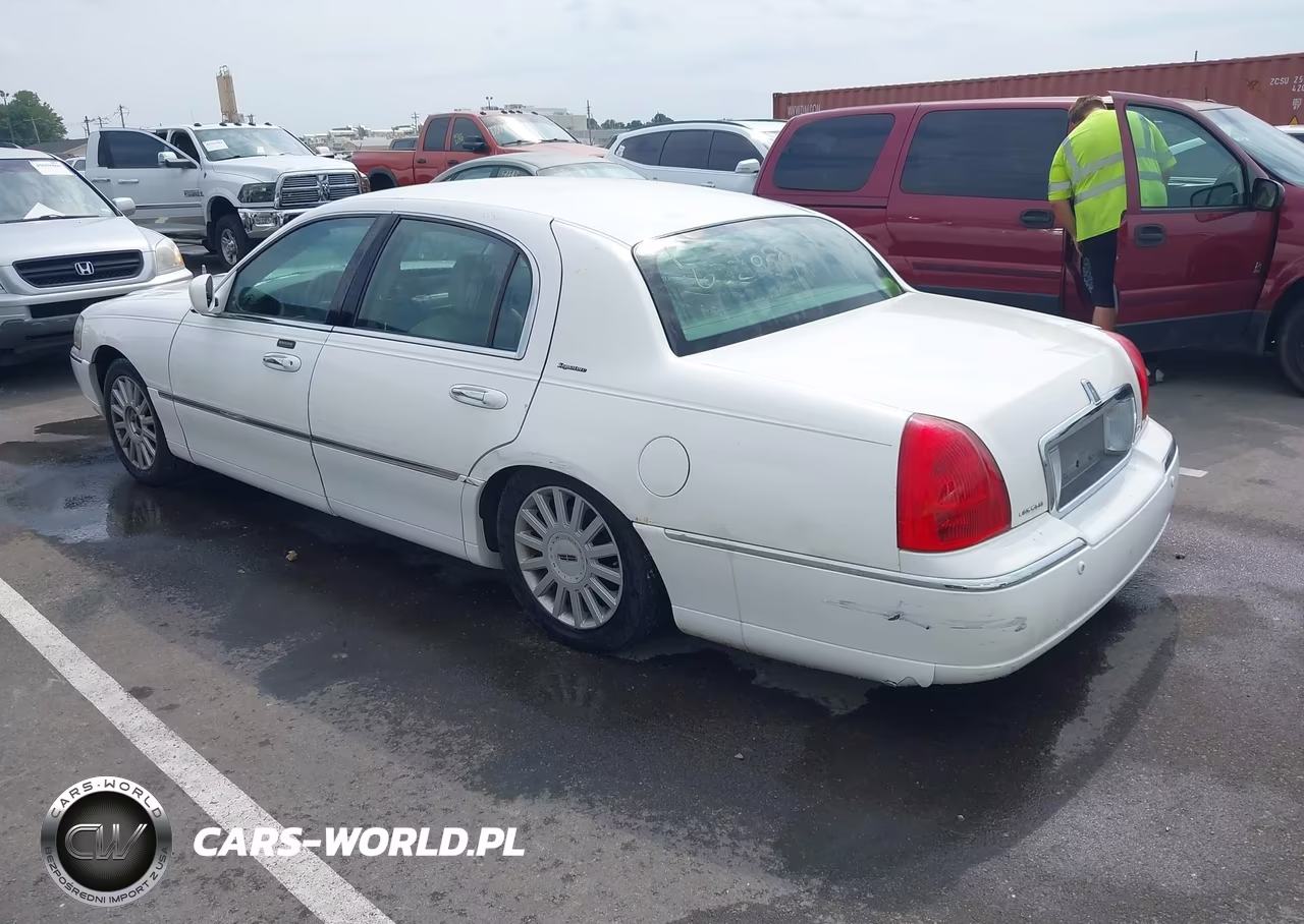 2005 Lincoln Town Car Signature VIN:1LNHM81W45Y622954 - 3