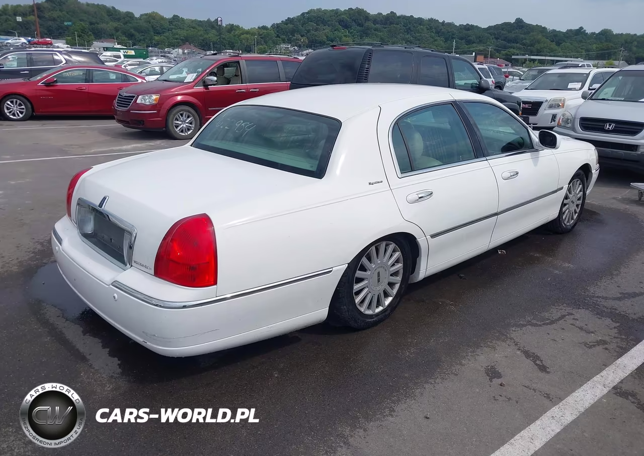2005 Lincoln Town Car Signature VIN:1LNHM81W45Y622954 - 4