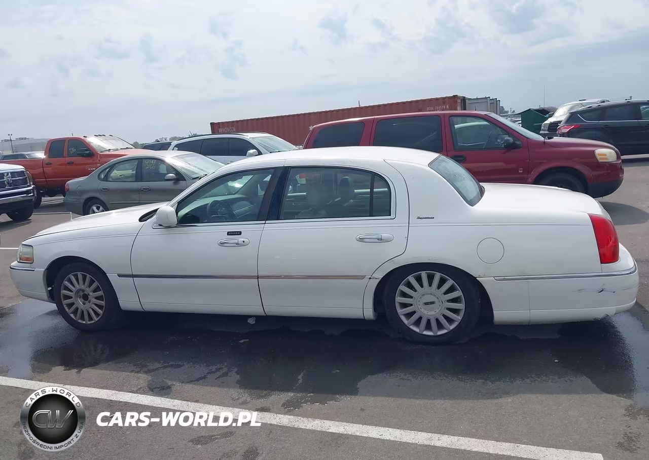 2005 Lincoln Town Car Signature VIN:1LNHM81W45Y622954 - 6