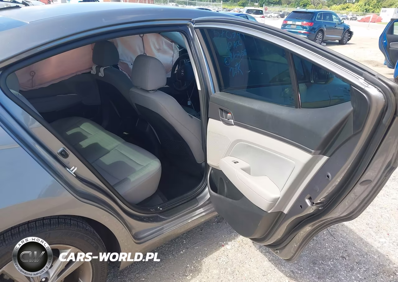 2018 Hyundai Elantra Value Edition VIN:5NPD84LF8JH275136 - 8