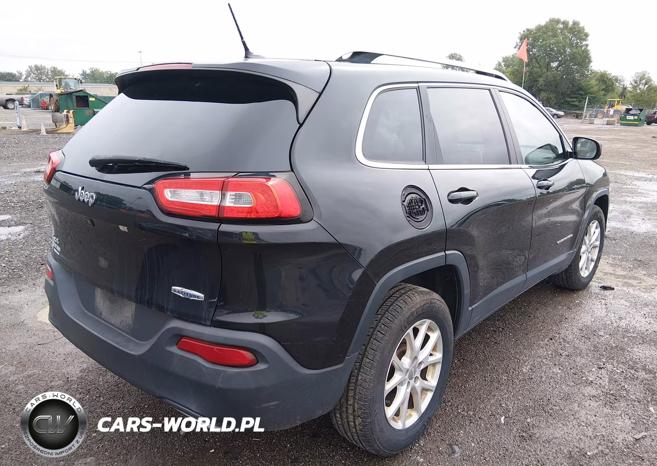 2015 Jeep Cherokee Latitude VIN:1C4PJMCS8FW529184 - 4