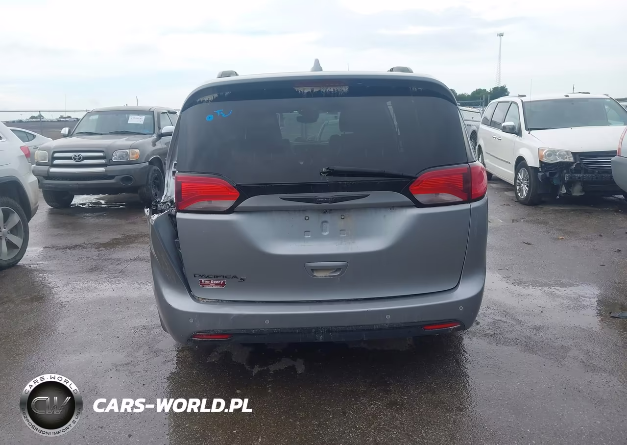 2019 Chrysler Pacifica Touring L Plus VIN:2C4RC1EG7KR666517 - 16