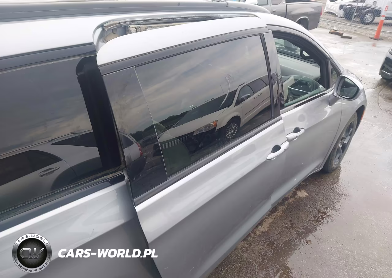 2019 Chrysler Pacifica Touring L Plus VIN:2C4RC1EG7KR666517 - 17