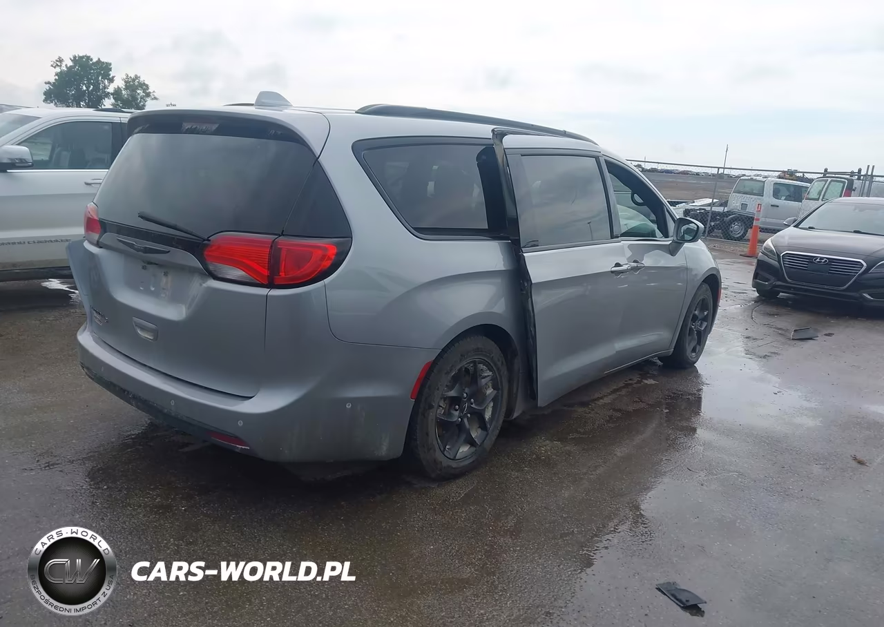 2019 Chrysler Pacifica Touring L Plus VIN:2C4RC1EG7KR666517 - 4