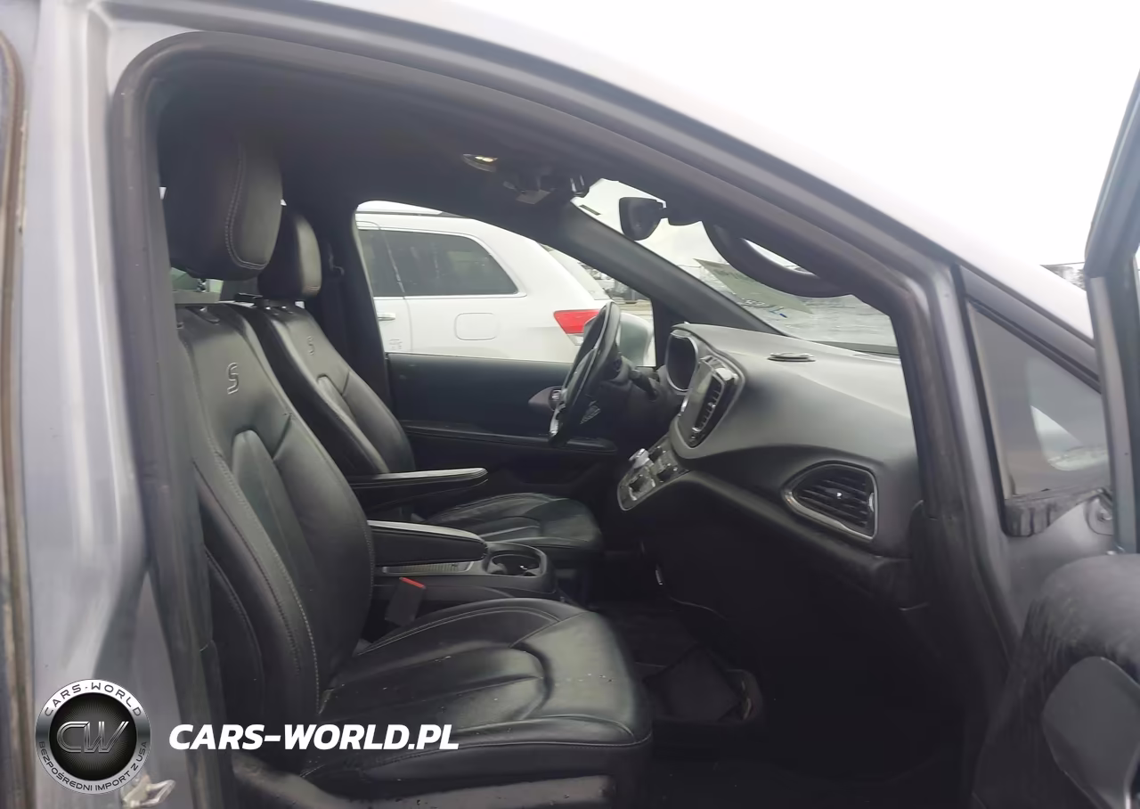 2019 Chrysler Pacifica Touring L Plus VIN:2C4RC1EG7KR666517 - 5