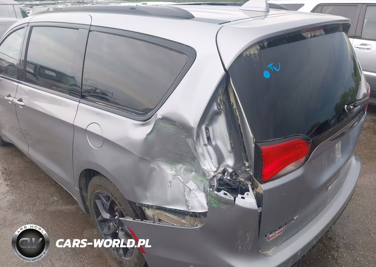 2019 Chrysler Pacifica Touring L Plus VIN:2C4RC1EG7KR666517 - 6