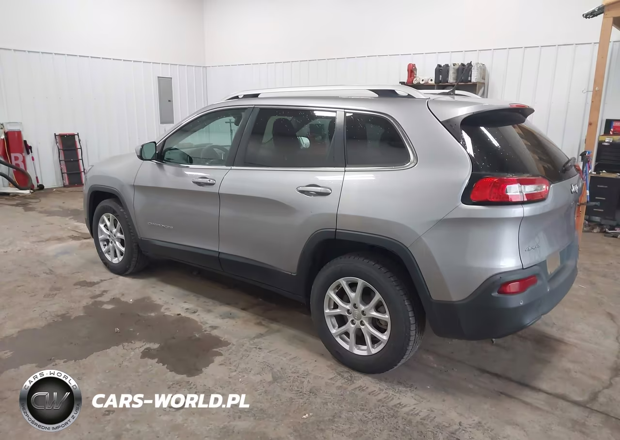 2018 Jeep Cherokee Latitude 4X4 VIN:1C4PJMCB6JD559286 - 3