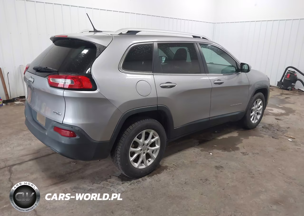 2018 Jeep Cherokee Latitude 4X4 VIN:1C4PJMCB6JD559286 - 4