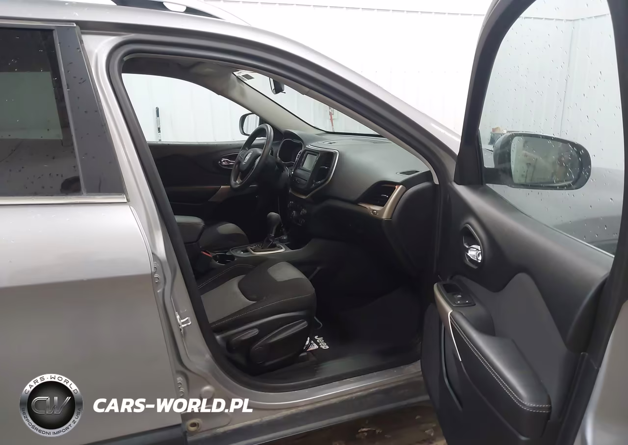 2018 Jeep Cherokee Latitude 4X4 VIN:1C4PJMCB6JD559286 - 5