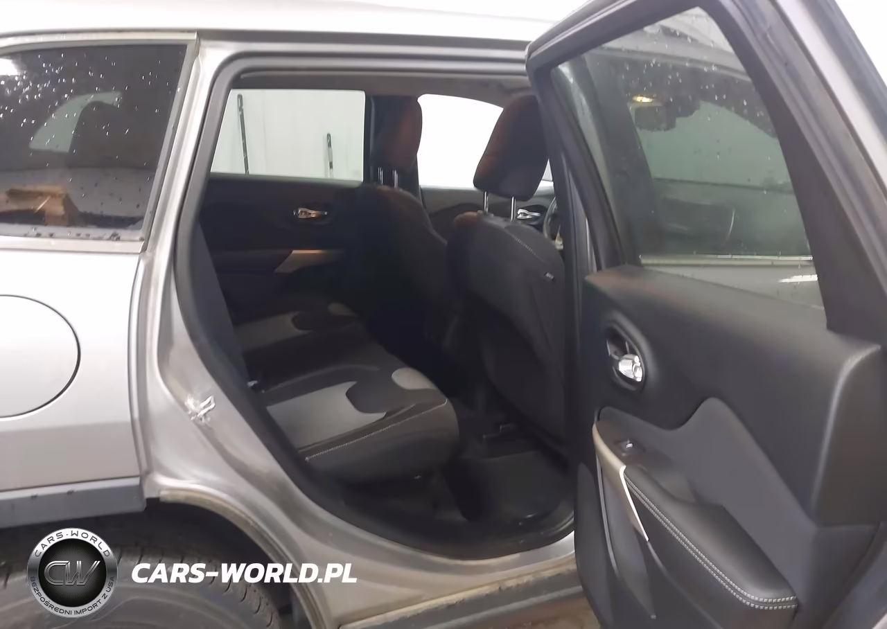2018 Jeep Cherokee Latitude 4X4 VIN:1C4PJMCB6JD559286 - 8
