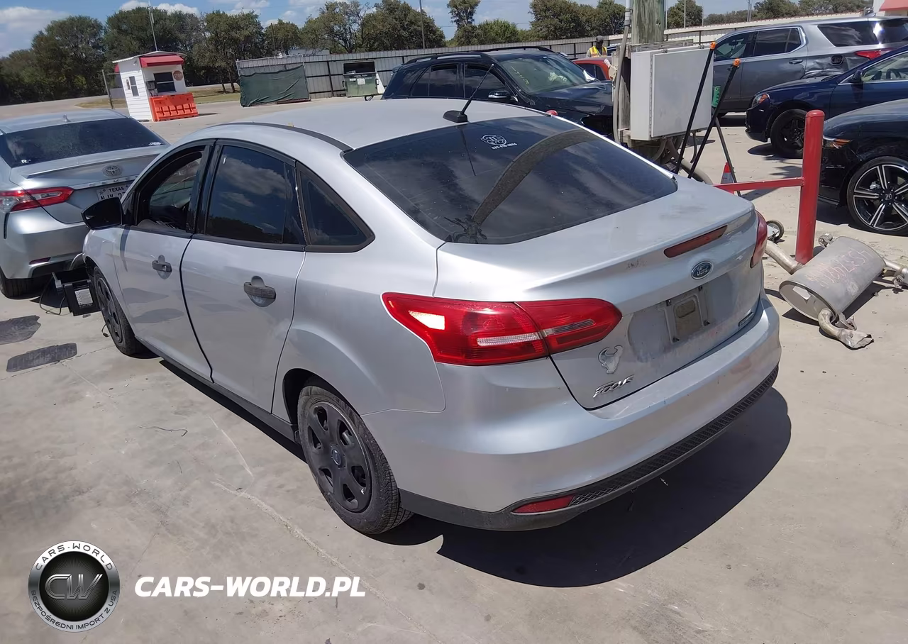2016 Ford Focus S VIN:1FADP3E2XGL315010 - 3