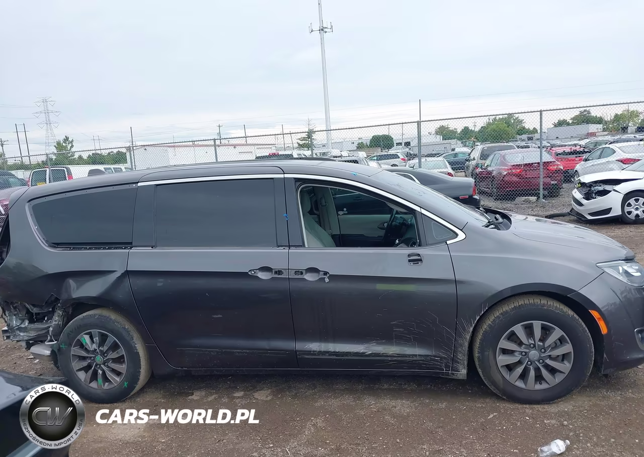2020 Chrysler Pacifica Touring L Plus VIN:2C4RC1EG2LR136182 - 14