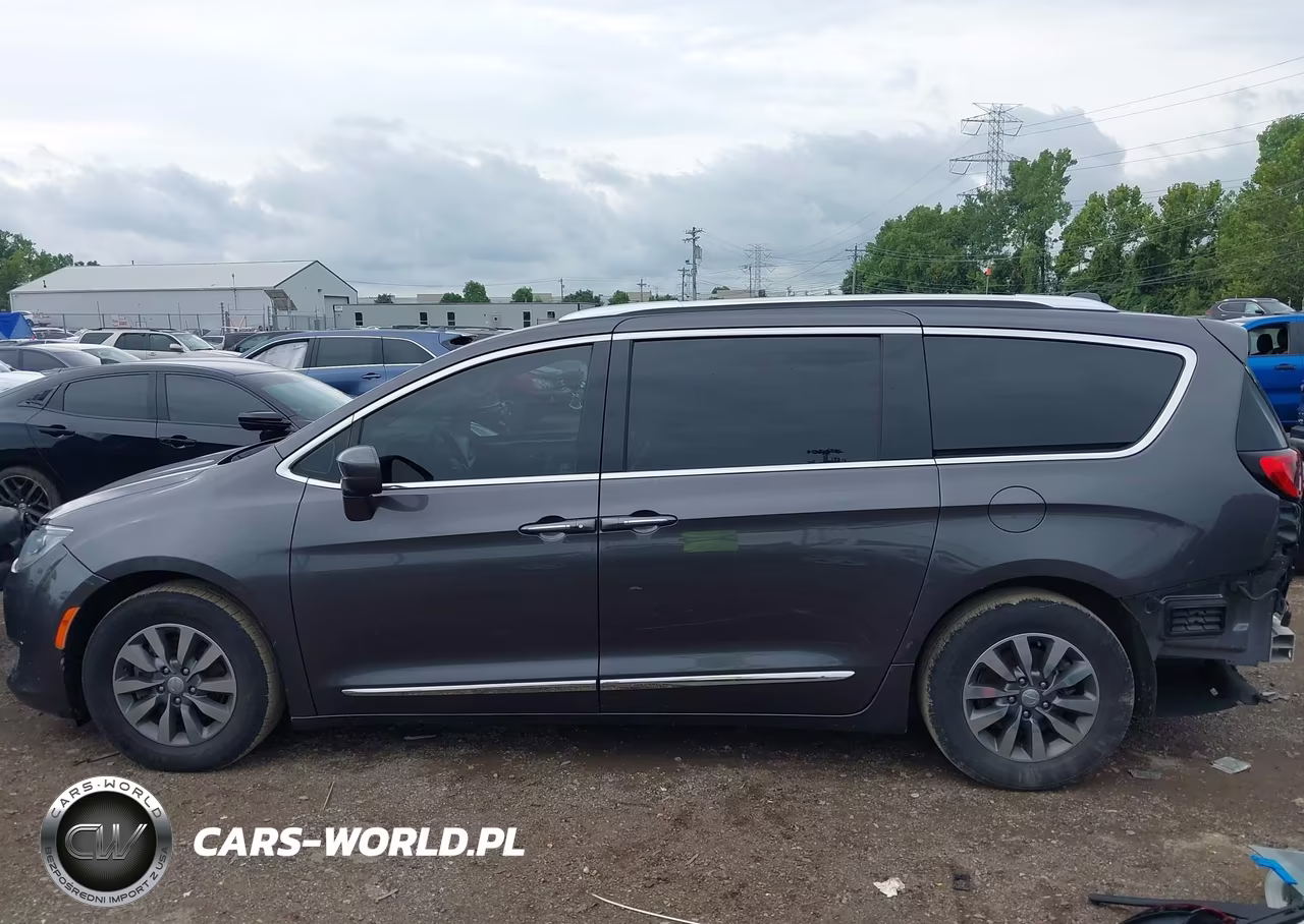2020 Chrysler Pacifica Touring L Plus VIN:2C4RC1EG2LR136182 - 15