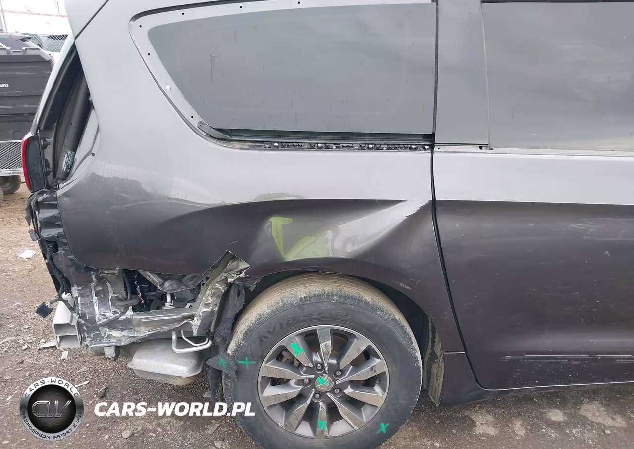 2020 Chrysler Pacifica Touring L Plus VIN:2C4RC1EG2LR136182 - 18