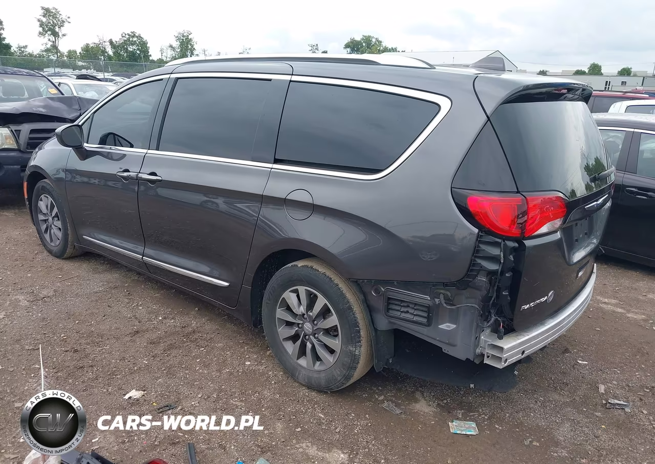 2020 Chrysler Pacifica Touring L Plus VIN:2C4RC1EG2LR136182 - 3