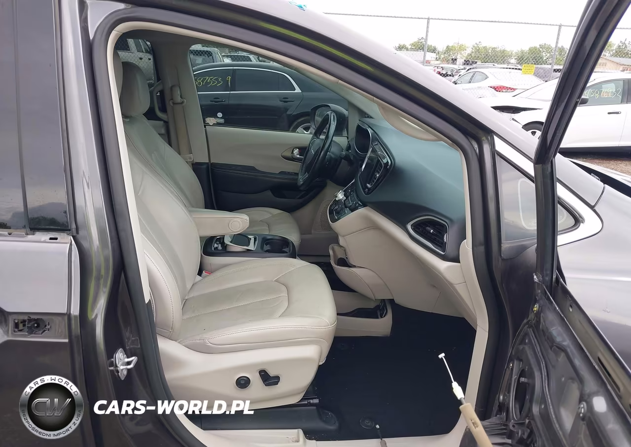 2020 Chrysler Pacifica Touring L Plus VIN:2C4RC1EG2LR136182 - 5
