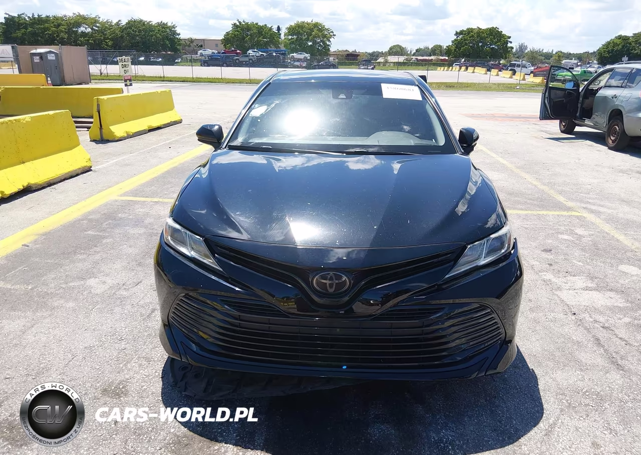 2018 Toyota Camry Le VIN:4T1B11HK7JU096703 - 12