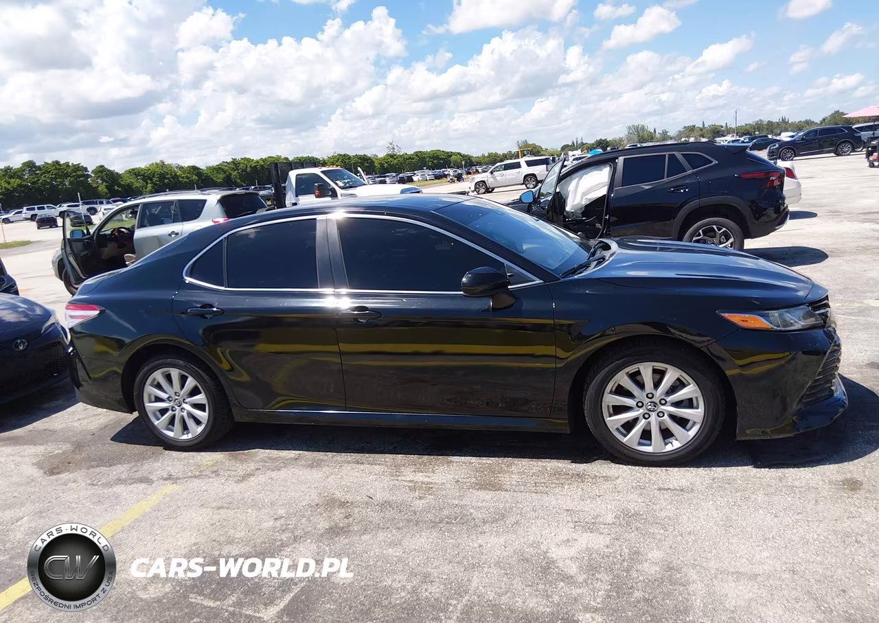 2018 Toyota Camry Le VIN:4T1B11HK7JU096703 - 13