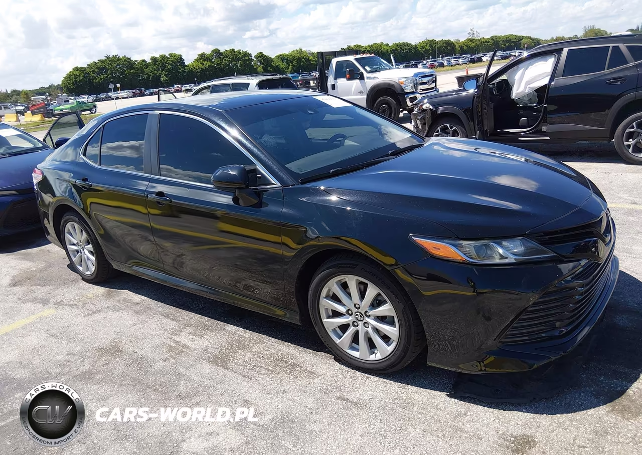 2018 Toyota Camry Le VIN:4T1B11HK7JU096703 - 17