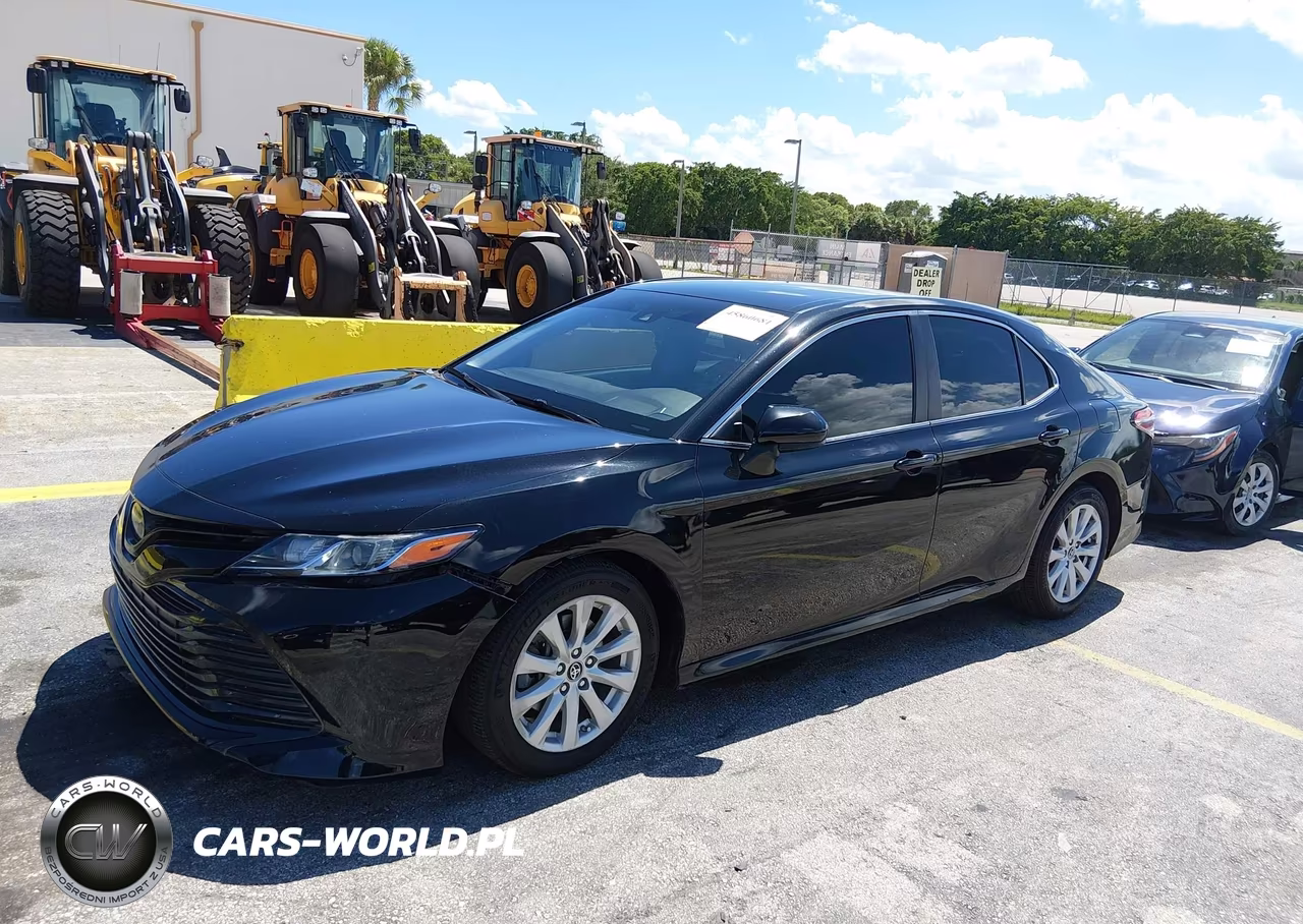 2018 Toyota Camry Le VIN:4T1B11HK7JU096703 - 18