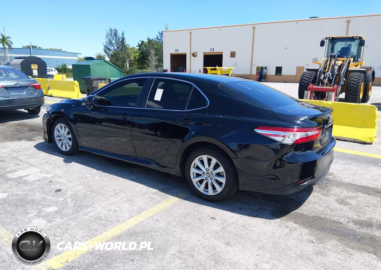 2018 Toyota Camry Le VIN:4T1B11HK7JU096703 - 3