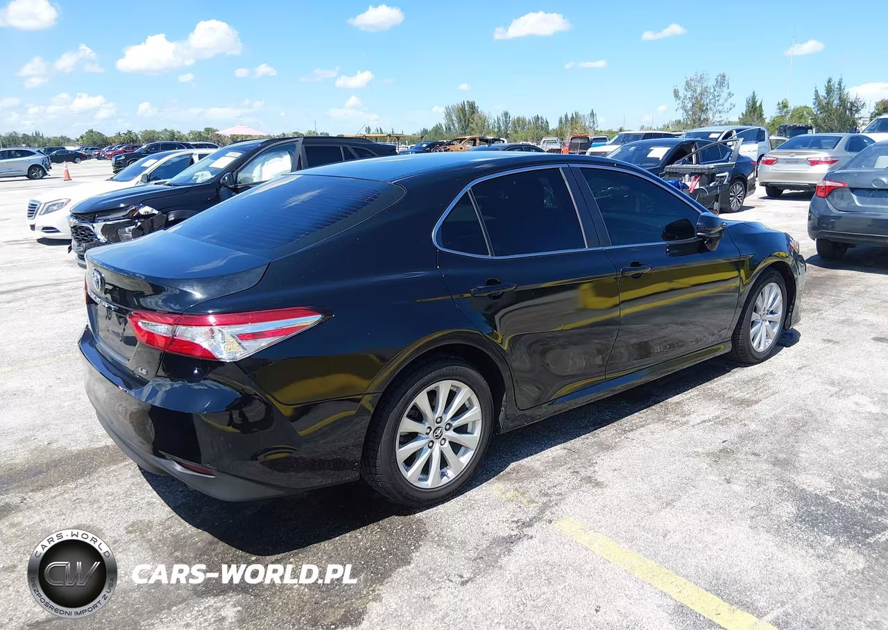 2018 Toyota Camry Le VIN:4T1B11HK7JU096703 - 4
