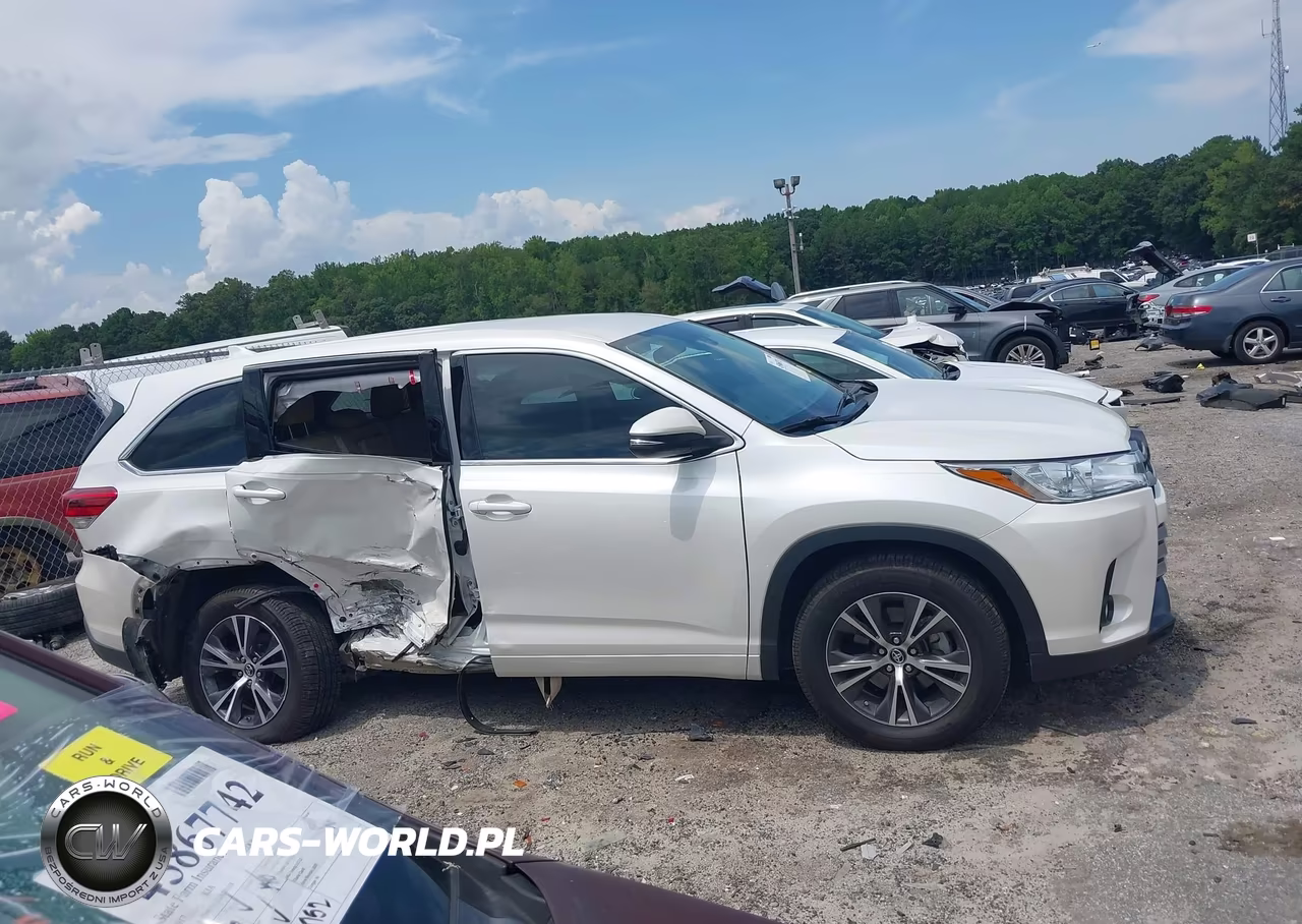 2017 Toyota Highlander Le Plus VIN:5TDZZRFH3HS230493 - 13