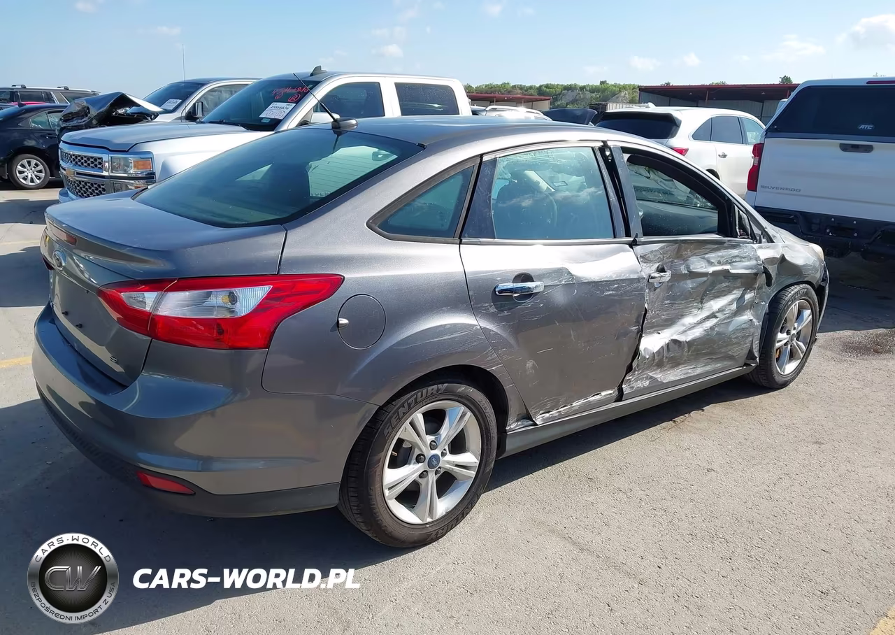 2014 Ford Focus Se VIN:1FADP3F28EL158914 - 4