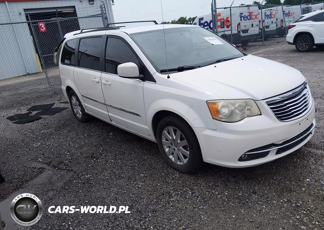 2013 Chrysler Town & Country Touring – zdjęcie 1 z 17