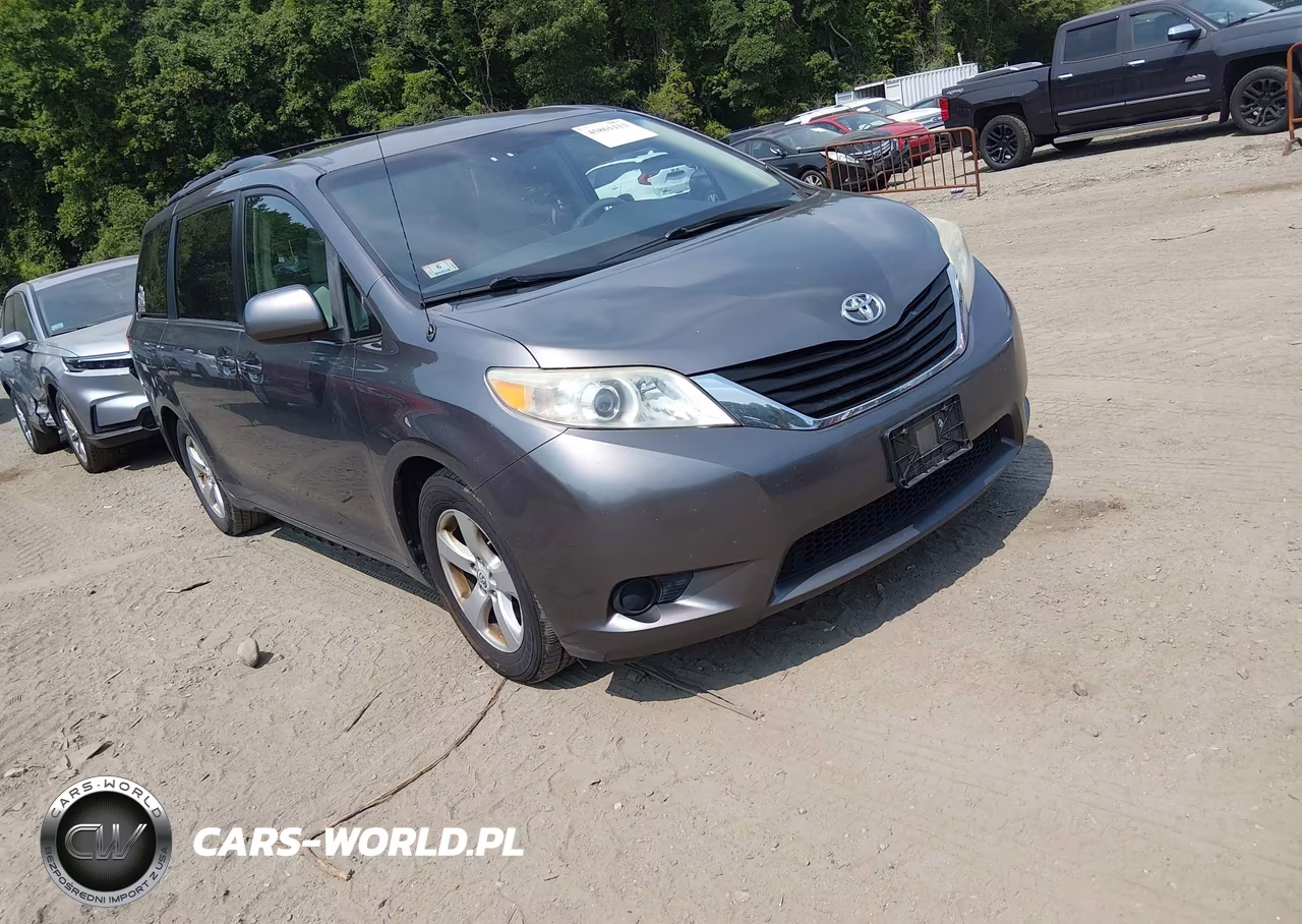 2011 Toyota Sienna Le V6 – zdjęcie 1 z 16