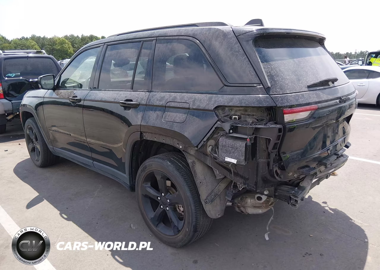 2023 Jeep Grand Cherokee Altitude 4X4 VIN:1C4RJHAG8PC632946 - 3